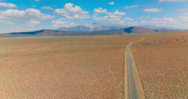 Vägen Passerar Genom Slätten Öde Landskap Usa Pittoreska Berg Resplan — Stockvideo