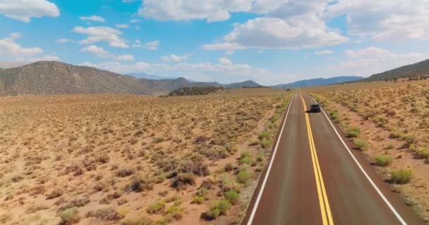 Samochód Poruszający Się Przy Dwupasmowej Drodze Wzdłuż Suchego Piaszczystego Krajobrazu — Wideo stockowe