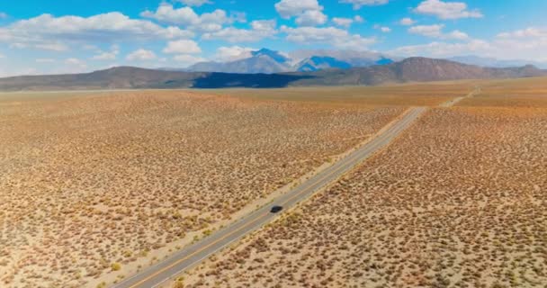 从加利福尼亚经过死气沉沉的沙漠到内华达州的公路旅行 令人惊奇的蓝天 背景为白云 — 图库视频影像