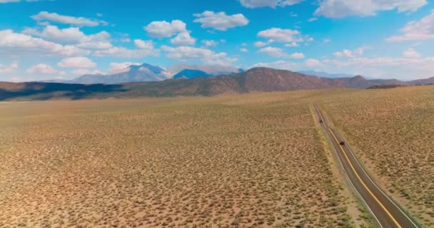 Autoroute Menant Aux Belles Montagnes Nevada Travers Désert Superbe Paysage — Video