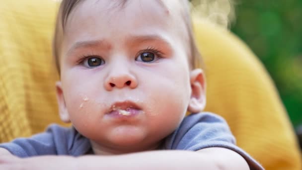 Allvarligt Söt Småbarn Med Suddigt Ansikte Ser Lugnt Kameran Mamma — Stockvideo