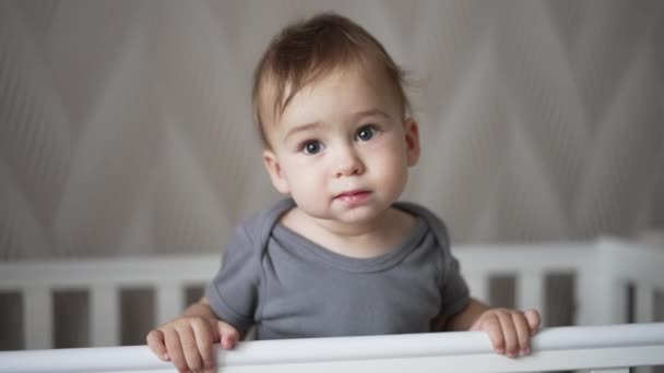 Dulce Adorable Bebé Pie Cuna Después Despertar Calma Niño Caucásico — Vídeo de stock