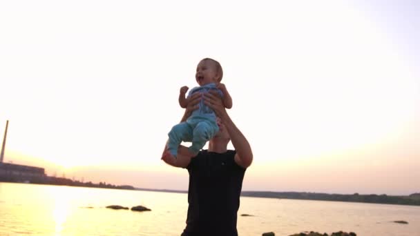Feliz Padre Hijo Jugando Alegremente Paseo Marítimo Papá Está Tirando — Vídeo de stock