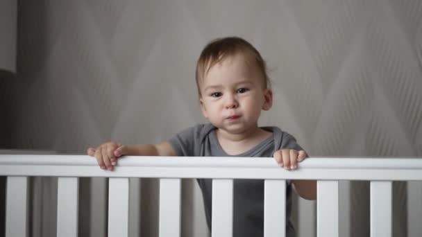 Kleiner Junge Steht Auf Und Setzt Sich Ins Kinderbett Liebenswertes — Stockvideo