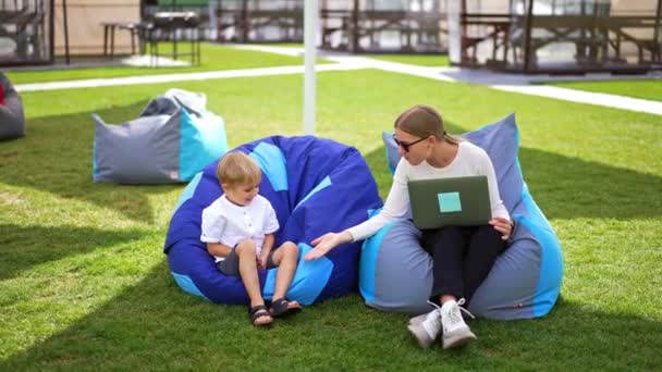 Malý Školáček Dává Pět Svým Rodičům Rodina Sedí Pytlových Židlích — Stock video