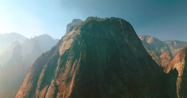 Wznosząc Się Wzdłuż Ogromnej Góry Słoneczny Jasny Dzień Skały Niesamowitego — Wideo stockowe