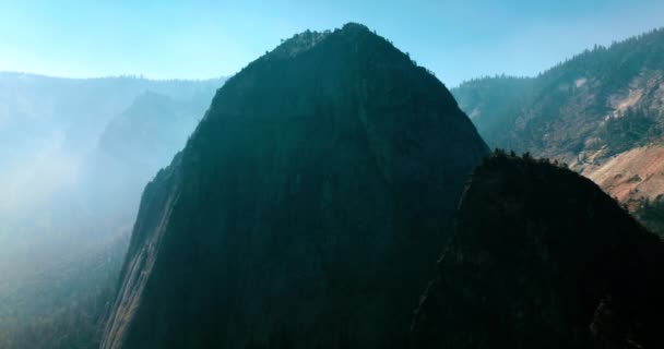 Две Высокие Скалы Деревьями Растущими Сверху Горы Тумане Национальном Парке — стоковое видео