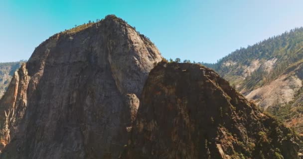 青い澄んだ空の背景にある巨大な崖 ヨセミテ国立公園 カリフォルニア州 晴れた日のアメリカ合衆国 — ストック動画