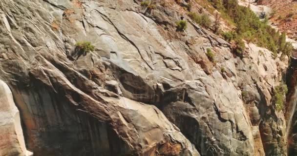 Mira Cerca Las Rocas Grises Desnudas Día Soleado Enorme Acantilado — Vídeos de Stock