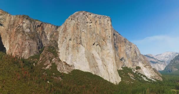 Yosemite Ulusal Parkı Nda Dikey Dağ Oluşumu Güneş Işınlarındaki Kaptan — Stok video