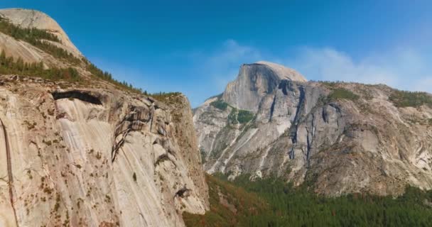 Zeitlupe Nähert Sich Den Klippen Yosemite Nationalpark Kalifornien Usa Kiefernwald — Stockvideo