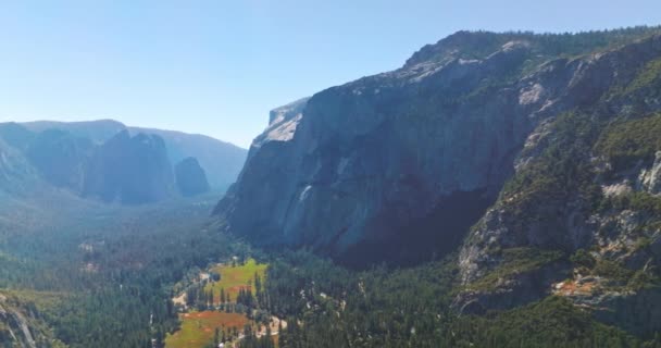 巨大な山の間で美しい谷を照らす明るい太陽 カリフォルニア州ヨセミテ国立公園の素晴らしい景色 — ストック動画