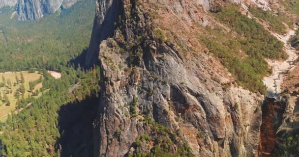 Güneşli Bir Günde Kayalıkların Muhteşem Manzarası Yanındaki Dağdan Akan Küçük — Stok video