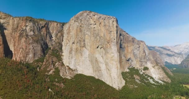 Yosemite Ulusal Parkı Ndaki Kaya Oluşumları Arasında Yer Alan Capitan — Stok video