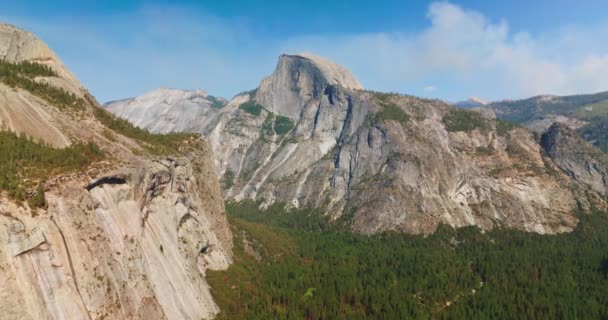 Parlak Güneşle Aydınlanan Dikey Kaya Oluşumları Yosemite Park California Abd — Stok video