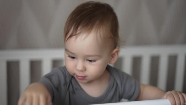 Bayi Laki Laki Kecil Yang Menggemaskan Berdiri Tempat Tidurnya Setelah — Stok Video