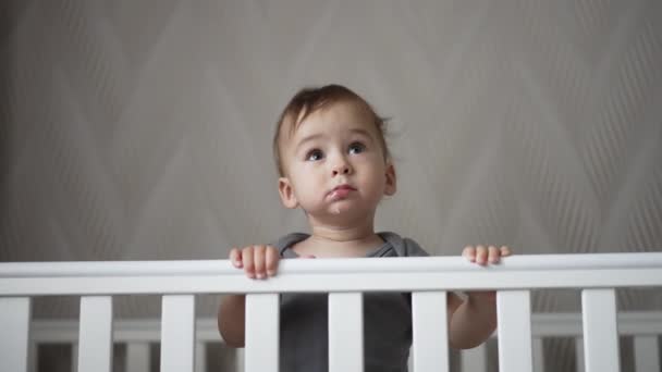 Charmant Schöner Kleiner Junge Steht Seinem Kinderbett Schönes Kaukasisches Kind — Stockvideo