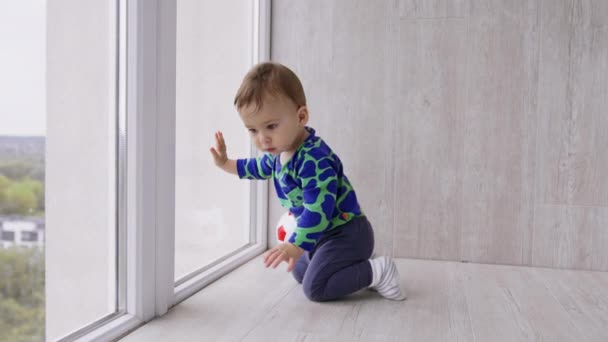 Güzel Beyaz Bebek Merakla Pencereye Bakıyor Odanın Zemininde Hareket Eden — Stok video