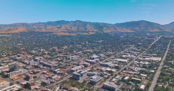 Vrtulník Letící Nad Zeleným Městem Slunečného Dne Hory Utahu Nádherným — Stock video