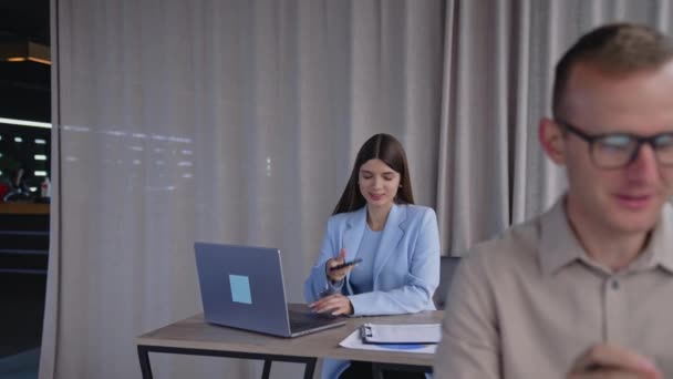 Ludzie Zajęci Pracą Biurze Mężczyzna Kobieta Rozmawiają Problemach Pracą Przez — Wideo stockowe