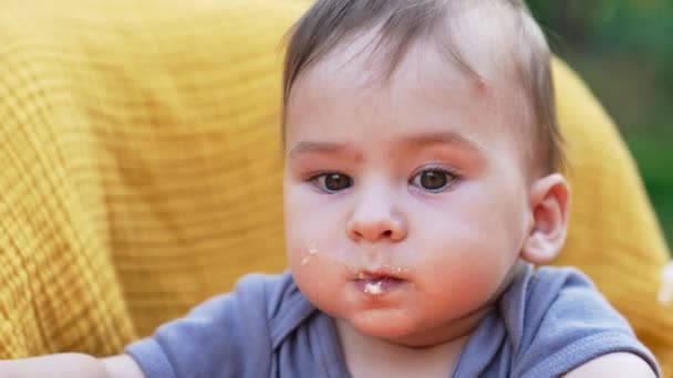 Adorabile Bambino Con Porridge Sul Viso Rifiuta Mangiare Ritratto Bambino — Video Stock