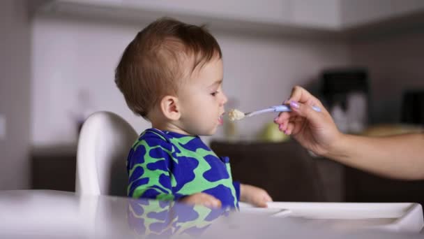 Маленькому Симпатичному Кавказькому Хлопчику Дають Молоко Ложки Дитина Їсть Їжу — стокове відео