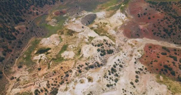 Létání Nad Pestrobarevnou Krajinou Travertine Hot Springs Kalifornii Usa Skalnatá — Stock video