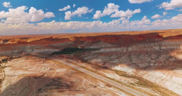 Две Параллельные Дороги Ведущие Пустыню Через Гору Зеленый Оазис Мирно — стоковое видео