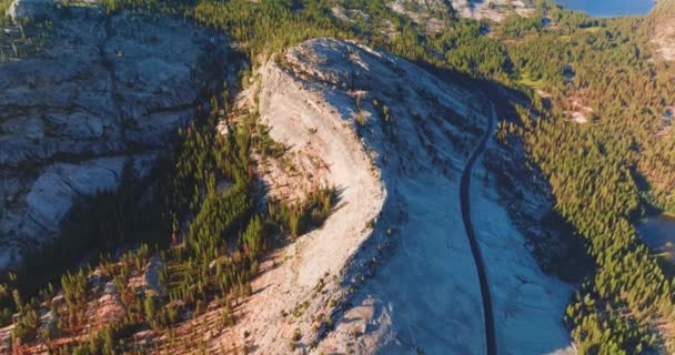 Virajlı Bir Dağın Ortasında Inşa Edilmiş Bir Otoyol Kayaların Dibinde — Stok video