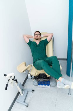 Hastanede sandalyede oturan yorgun doktor..