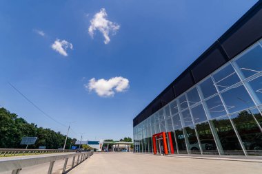 Havaalanı terminalinin modern binası kırmızı giriş kapısı ve cam cepheli..