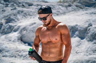 kaslı adam içme suyu çalışmadan sonra.