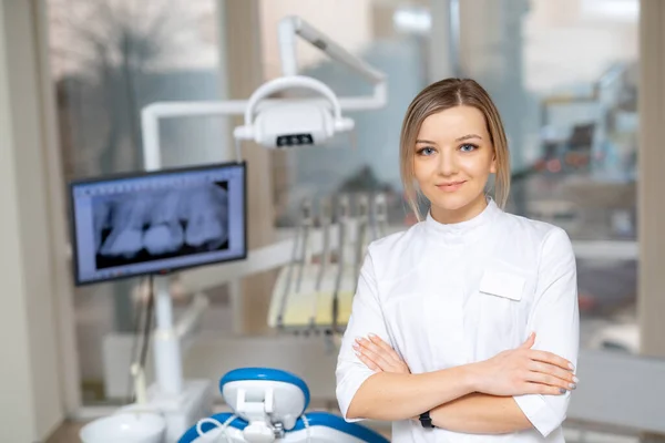 Kadın dişçi ofisinde portresi.
