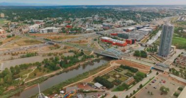 Yollar, kavşaklar, güzel Denver, Colorado, ABD köprüleri. South Platte Nehri işlek otoyollara paralel gidiyor. Arkaplanda yeşil şehir manzarası.