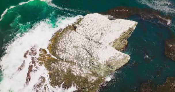 Ondas Espumosas Brancas Água Aquamarina Salpicando Pela Rocha Coberta Com — Vídeo de Stock