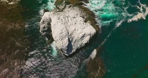Sóval Borított Szikla Amely Csendes Óceán Akvamarin Vizéből Kukucskál Kalifornia — Stock videók