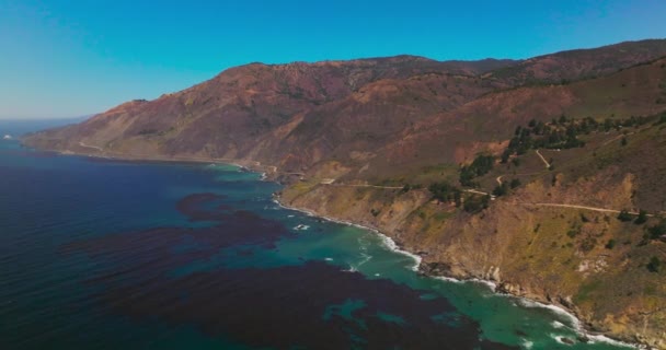 Rotsen Aan Kust Van Californië Prachtig Donkerblauw Water Met Algen — Stockvideo