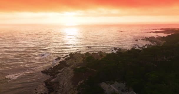 Úžasný Oranžový Západ Slunce Nad Tichým Oceánem Krásné Domy Postavené — Stock video