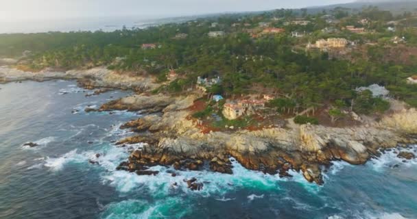 Prachtige Golven Spatten Langs Ruige Rotsachtige Kust Van Carmel Sea — Stockvideo