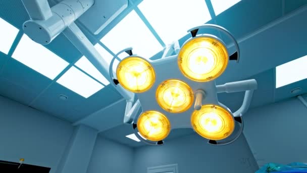 Kraftfull Roterande Gul Ljus Lampa Taket Operationssalen Vit Belysning Installerad — Stockvideo
