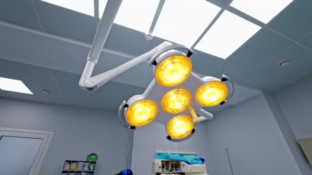 Lámpara Móvil Con Luces Amarillas Techo Sala Cirugía Rodeando Imágenes — Vídeo de stock