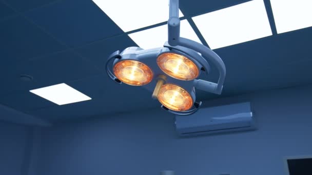 オペレーショナルシアターでライトアップ 外科処置の間に最もよい照明のための結合された黄色および日光ランプ ローアングルビュー — ストック動画