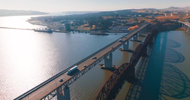 カリフォルニア湾のマルティネス海岸の美しい景色 車やトラックが移動する橋 晴れた日の空撮 — ストック動画