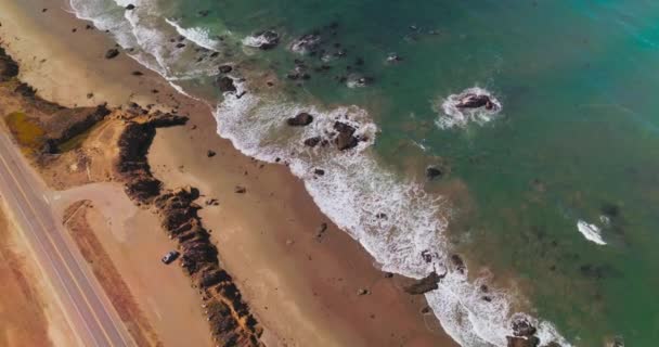 Thin Line Sandy Beach Some Stones Peeping Water Beautiful White — Stock Video