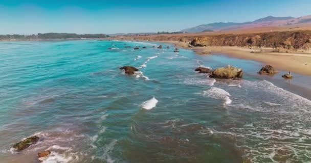Imagem Hipnotizante Belas Ondas Salpicando Pela Costa Vista Ensolarada Baía — Vídeo de Stock