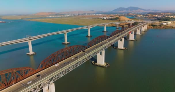 マルティネスとベニシアを結ぶ橋による活発な交通 カリフォルニア湾の美しい景色 晴れた晴れた日のアメリカ — ストック動画