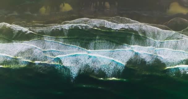 美丽得惊人的泡沫浪涌上海岸 从鸟瞰的角度欣赏覆盖海滩的宽阔潮汐 — 图库视频影像