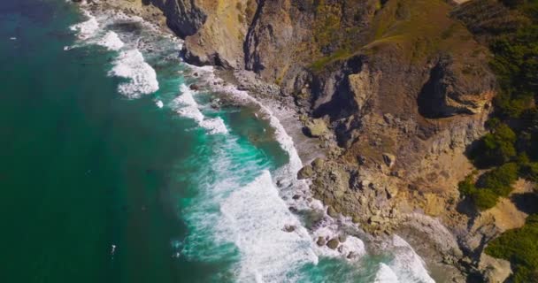 Pasifik Okyanusu Nun Suları Kaliforniya Sahilinin Engebeli Kayalıklarıyla Buluşuyor Morro — Stok video