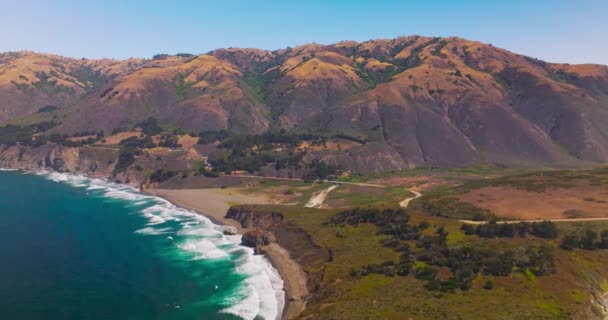位于加利福尼亚中部海岸莫罗湾的太平洋高山海岸 美丽的白浪在海滩上飞溅 顶部视图 — 图库视频影像