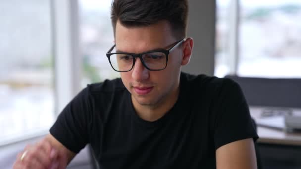 Mörkhårig Stilig Man Tar Sig Glasögonen För Att Titta Närmare — Stockvideo